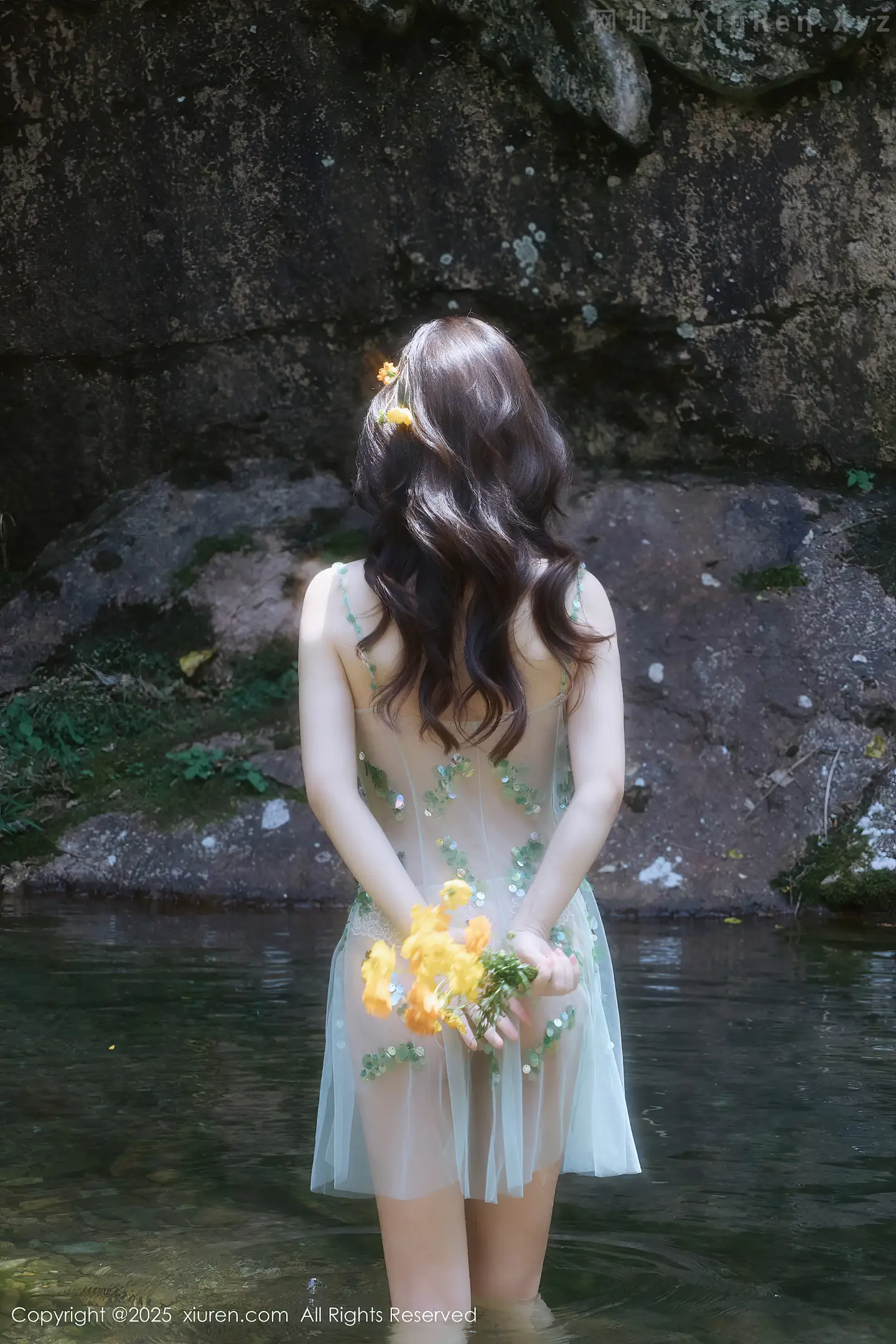 图片[3]-[XiuRen秀人网] VOL.10756 模特尹甜甜户外小溪性感薄纱亮片裙湿身秀丰腴身材惹火诱惑写真60P-秀人网官方网站